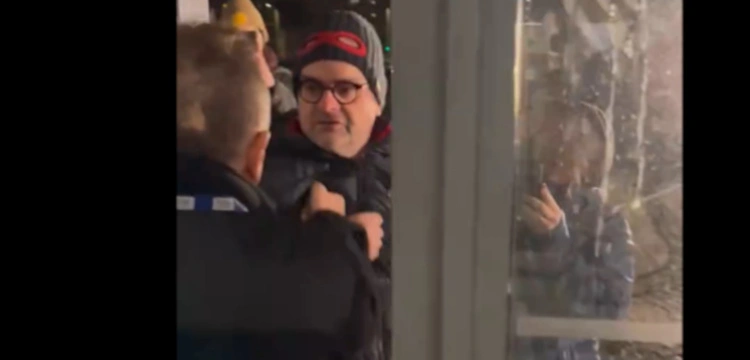 [WIDEO] „Uciekaj stąd!”. Czuchnowski próbował wtargnąć do siedziby TVP