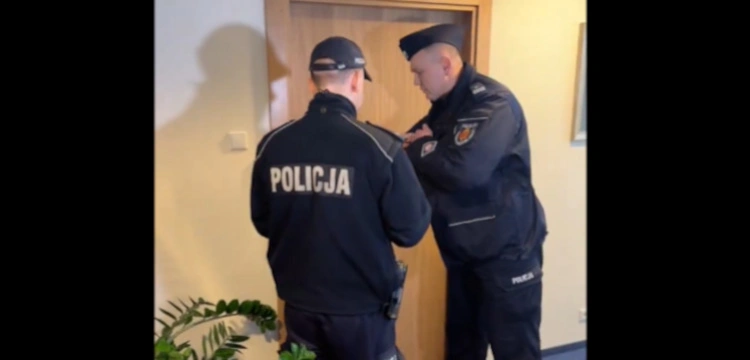 [WIDEO] „Silni ludzie od Tuska” zabarykadowali się w TVP. Nie wpuszczają policji