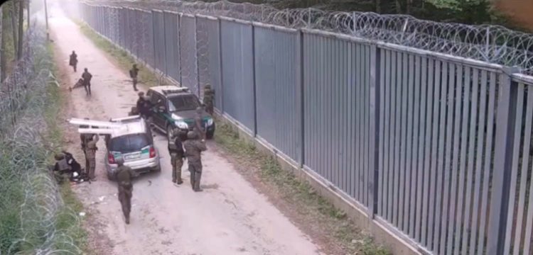 Wciąż gorąco na granicy z Białorusią. Na polskich funkcjonariuszy lecą kamienie i konary drzew