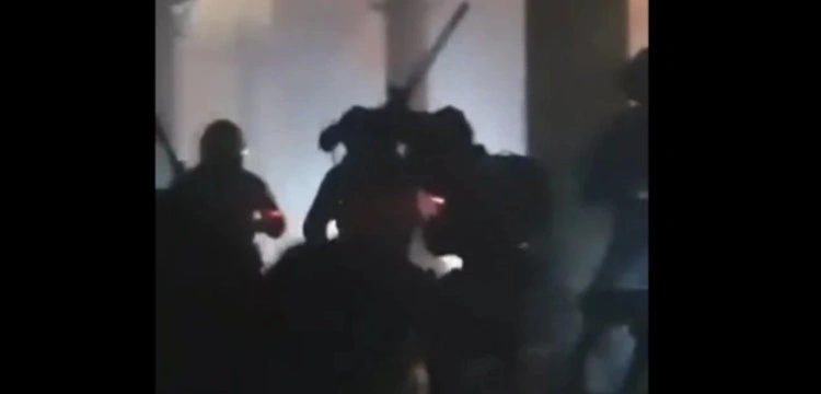 [WIDEO] Brutalny atak izraelskiej policji na meczet w Jerozolimie