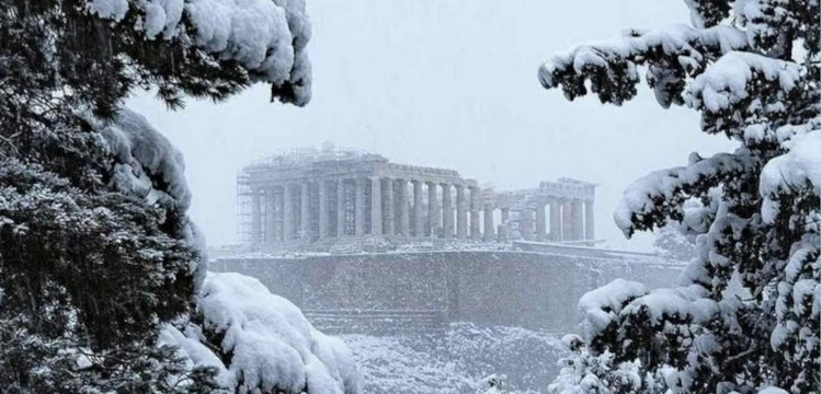 Niskie temperatury i opady śniegu sparaliżowały Grecję. Zamknięto szkoły