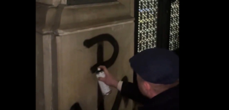 [WIDEO] Bąkiewicz namalował na gmachu ministerstwa symbol Polski Walczącej