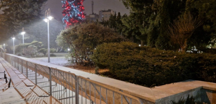 Rotacyjne barierki wracają przed Sejm w uśmiechniętej Polsce Tuska i Hołowni