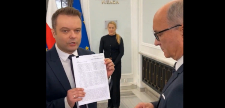 Posłowie PiS wręczyli Czarzastemu ankietę bezpieczeństwa