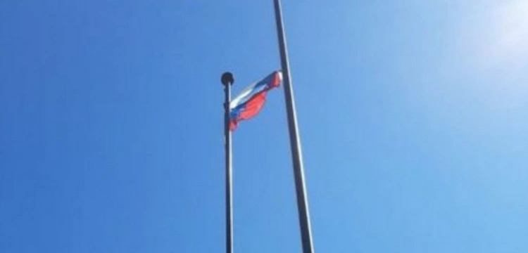 Rosjanie zdejmują polską flagę w Katyniu!