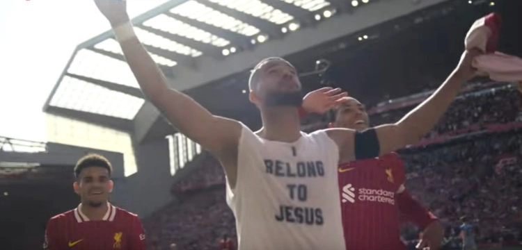 Ostrzeżenie dla piłkarza Liverpoolu za koszulkę z przesłaniem religijnym