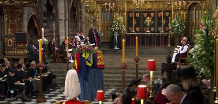 Uroczystości pogrzebowe Elżbiety II. Nabożeństwo w anglikańskiej Kolegiacie Westminsterskiej