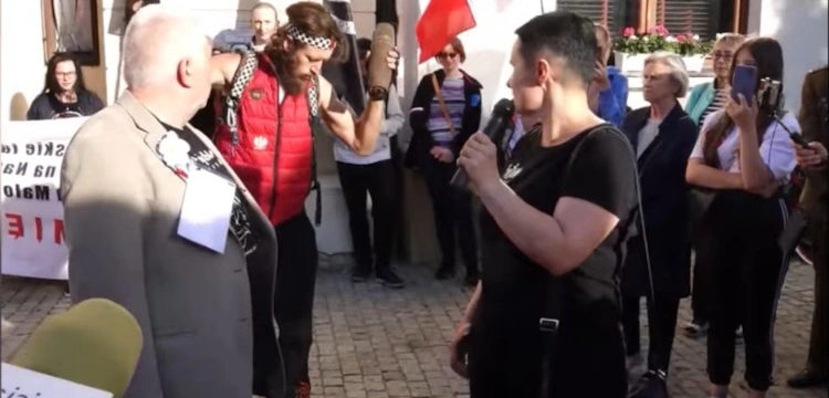 Sprawca podłożenia pocisku na Krakowskim Przedmieściu usłyszał zarzuty