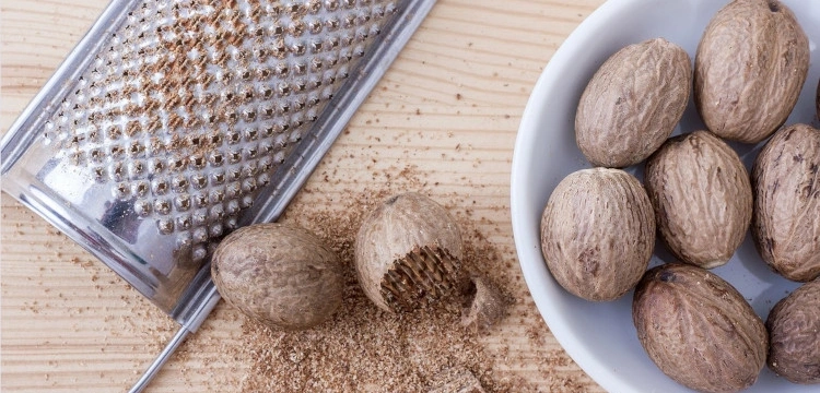 Gałka muszkatołowa – egzotyczny afrodyzjak i naturalny antydepresant. Jak działa i jak ją stosować?