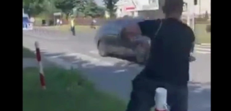 [WIDEO] Co zrobią następnym razem? Mężczyzna rzucał w samochód, którym jechał prezes PiS