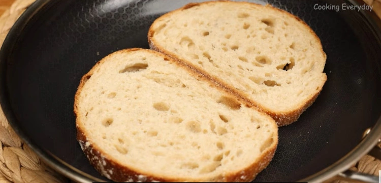 Kuchnia mojej mamy: Chleb z patelni - smażony na mleku