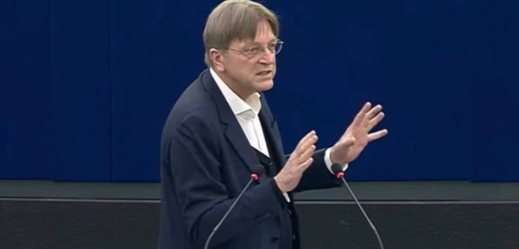 Verhofstadt grozi: Pozbędziemy się von der Leyen jeśli Polska dostanie pieniądze