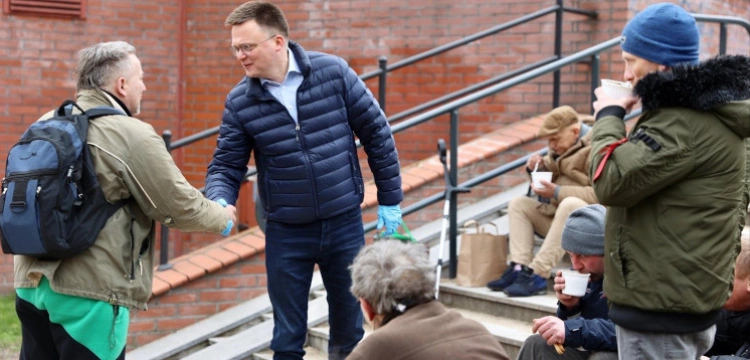 Lateks 2050? Hołownia wyszedł do ludzi… w rękawiczkach ochronnych