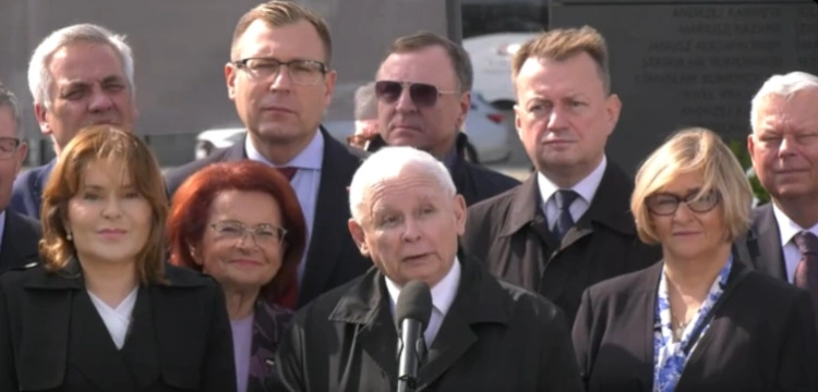 Kaczyński podczas miesięcznicy smoleńskiej: Będę się za was modlił
