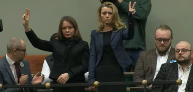 Mocny początek w Sejmie z udziałem żon uwięzionych posłów. Hołownia przerywa obrady