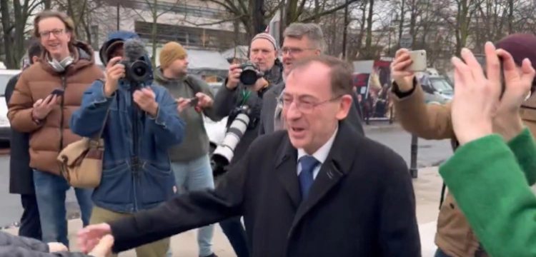 [WIDEO] Kamiński i Wąsik pod Sejmem. Hołownia zamyka bramę