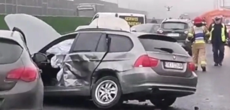 [ZOBACZ!] Gigantyczny karambol w świętokrzyskim. Zderzyły się ze sobą 24 samochody!