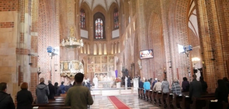 Czy polscy katolicy mają na kogo głosować? Zaskakujące wyniki sondażu