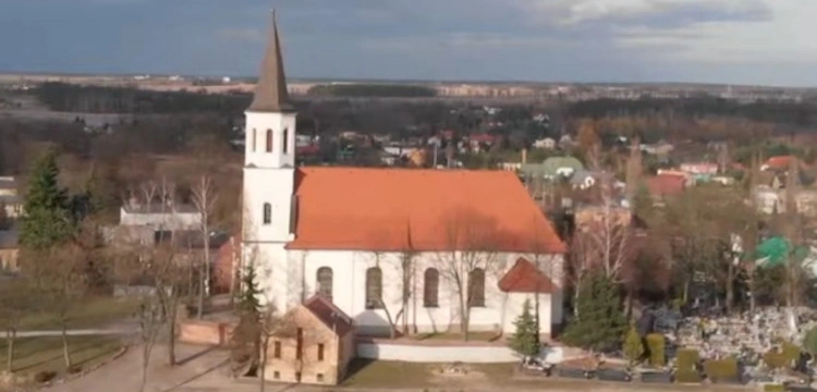 Dość tolerancji. Pijana plażowiczka wtargnęła na Mszę św. Przewróciła kościelnego, wyrwała księdzu mikrofon