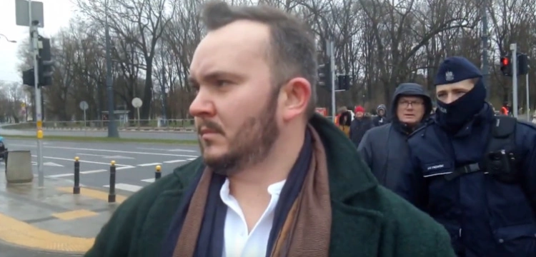 [Wideo] Jednoosobowa antypapieska kontrmanifestacja przeciwko Marszowi Papieskiemu