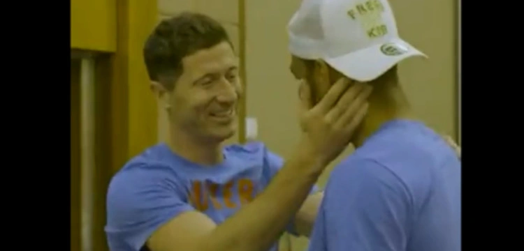 [ZOBACZ!] Tworzy się historia. Lewandowski przywitany aplauzem przez nowych kolegów z FC Barcelony