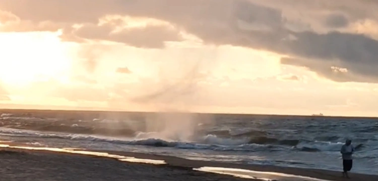 Trąba powietrzna uderzyła w gdańską plażę