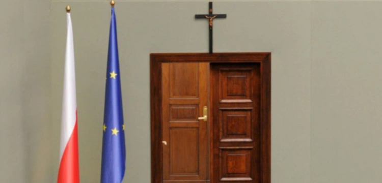 „Nie możemy pozwolić na wykluczanie tego symbolu z przestrzeni publicznej”. 25 lat temu zawieszono w Sejmie krzyż