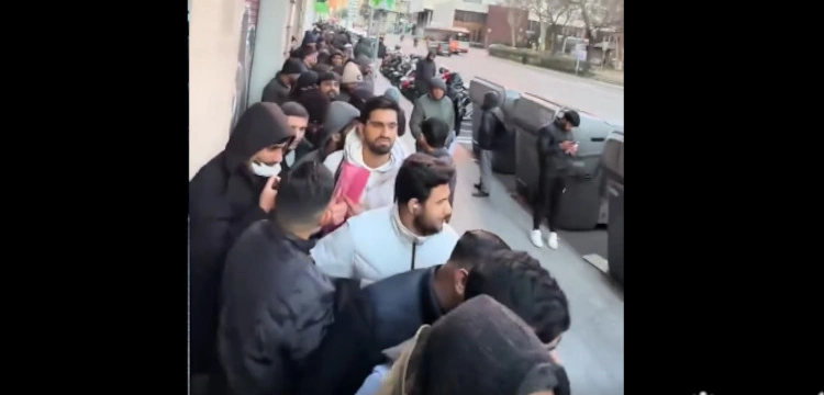 Kolejki migrantów przed hiszpańskimi urzędami