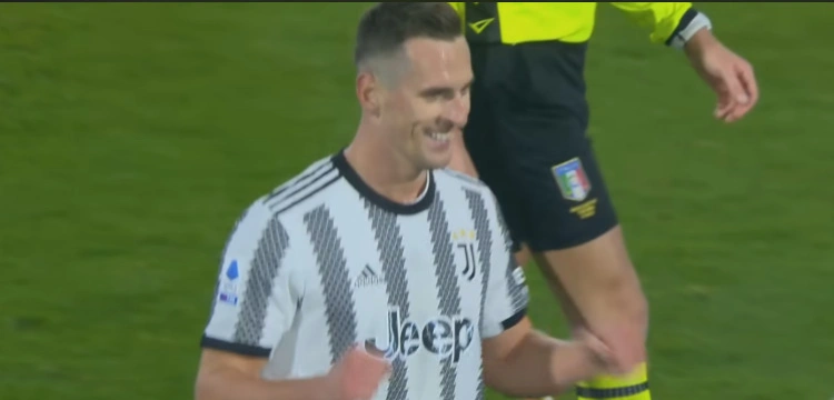 [WIDEO] Polski napastnik ratuje swój legendarny klub