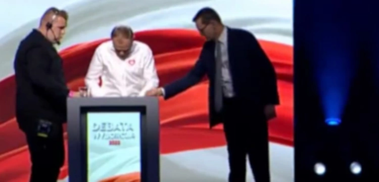 [ZOBACZ!] Morawiecki dotrzymał słowa i Tusk dostał swoje 2 zł