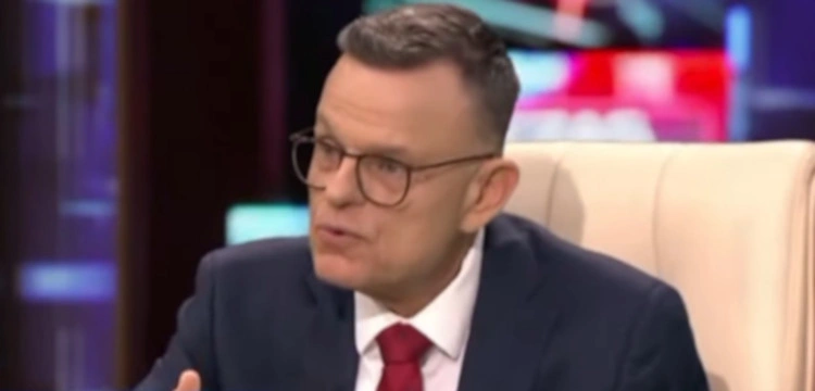 [ZOBACZ!] PRL bis? Dziennikarz TVN złożył samokrytykę na wizji. Odczytał ją z kartki