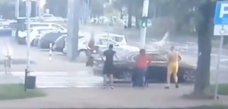 [UWAGA! DRASTYCZNE!] Wstrząsający wypadek. Kierowca wjechał na pasach w matkę z dzieckiem