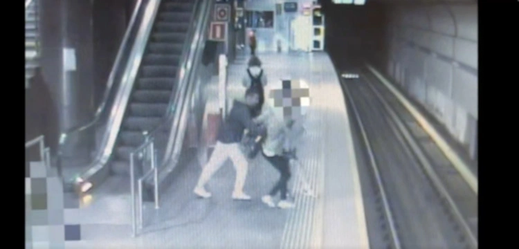 [WIDEO] SZOKUJĄCE! Mężczyzna na stacji metra w Warszawie próbował wepchnąć dwie osoby pod pociąg. Szuka go policja