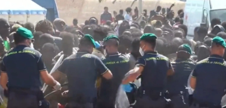 [WIDEO] Apokaliptyczne sceny na włoskiej Lampedusie. „To jest wojna!”