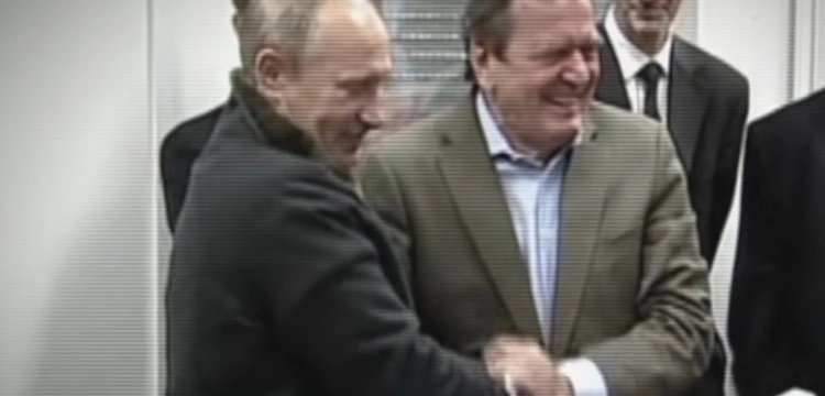 Stara miłość nie rdzewieje. Schroeder spędza urlop w Moskwie!