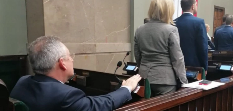 [WIDEO] Skandaliczne zachowanie Sienkiewicza. Jako jedyny siedział podczas odśpiewania w Sejmie polskiego hymnu