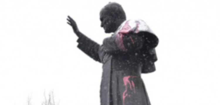 Dewastacja pomnika polskiego papieża również w Stalowej Woli