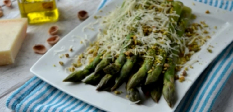 Zielone szparagi z parmezanem - na surowo