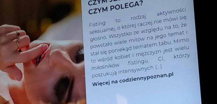 Skandal w Poznaniu. Erotyczna reklama w tramwaju