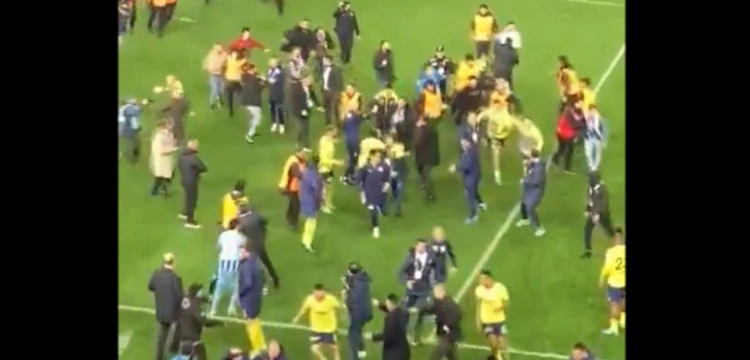 [WIDEO] Sceny grozy w Turcji! Kibice wbiegli na boisko i zaatakowali piłkarzy