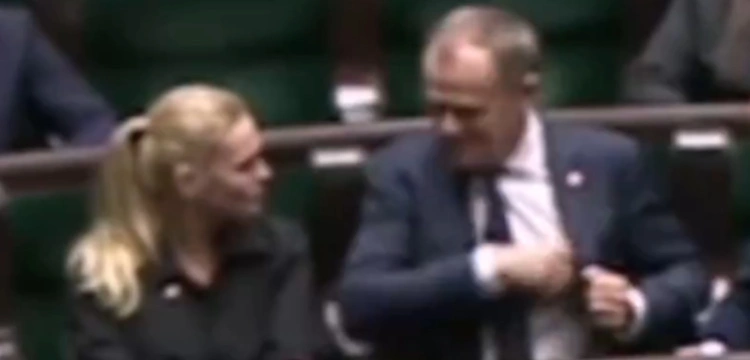 [WIDEO] Dziwne zachowanie Tuska na sali sejmowej. Tak szanuje kobiety?