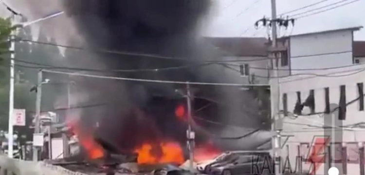 Chiński samolot wojskowy spadł na budynek mieszkalny