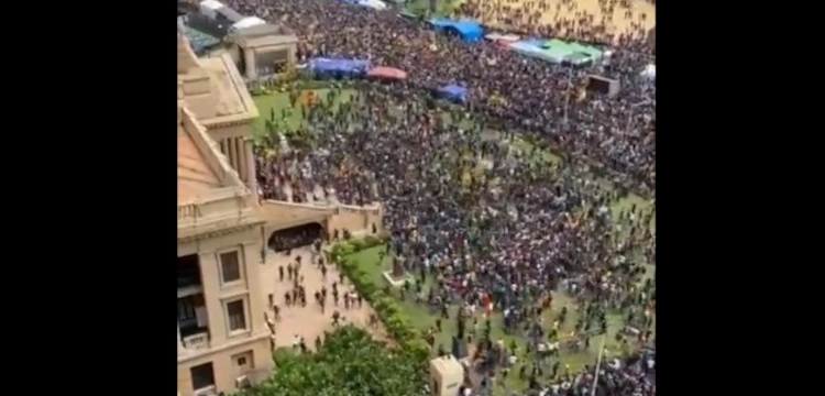 ZOBACZ! Sri Lanka. Tłum szturmuje pałac prezydencki. Prezydent ewakuowany