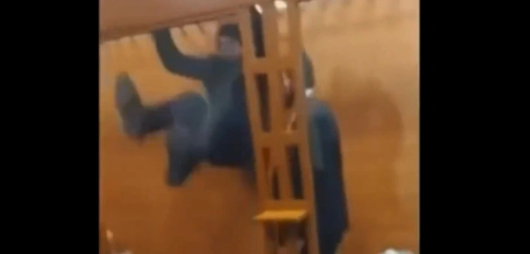 [WIDEO] Porwali i pobili człowieka z powodu jego babci. Oto jak zareagowali na wyrok sądu