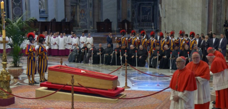 Trumna z ciałem Franciszka już w Bazylice św. Piotra