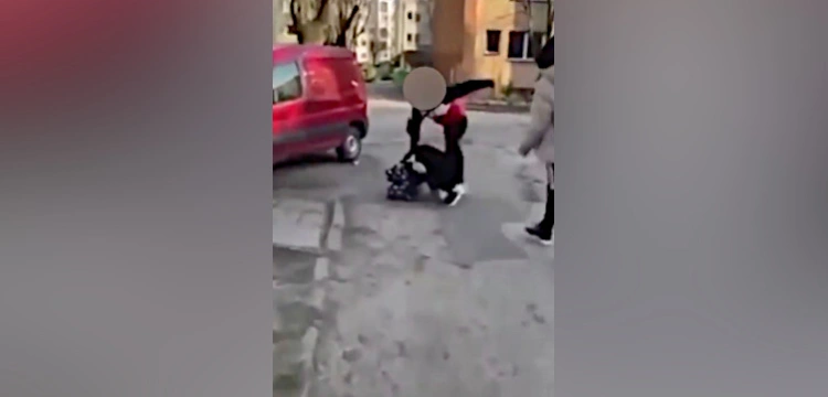Pruszków. Siedmiu nastolatków napadło na znajomego. „Bili, kopali, przypalali papierosami”
