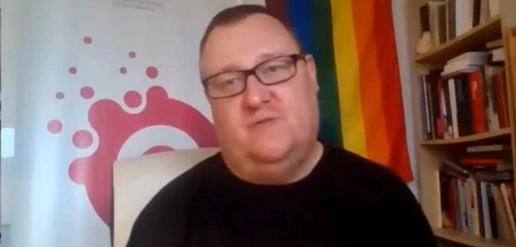 „Katolicy są poj***ni”. Tym razem prof. Kochanowski wypowiada wojnę krzyżowi w Sejmie