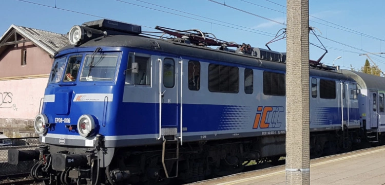 W pobliżu Łodzi wykoleił się pociąg. W środku około 120 osób