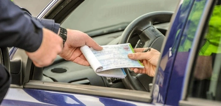 Co z zatrzymaniem prawa jazdy za przekroczenie prędkości? Policja publikuje stanowisko