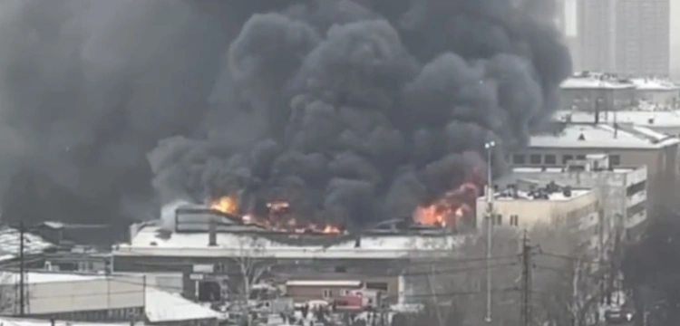 Kolejny potężny pożar w Moskwie. Zawalił się dach budynku